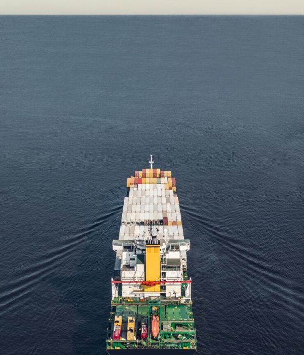 back-view-container-ship-floating-sea-vertical-photography_249973-217