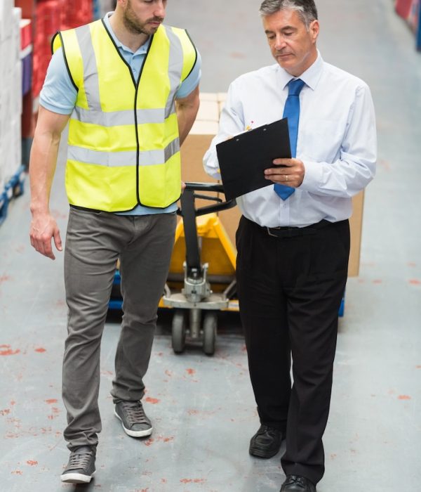 warehouse-worker-talking-with-his-manager_13339-113413